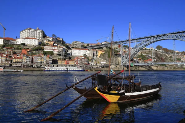 Geleneksel rabelo tekneler, Porto şehir silueti, Douro nehri ve bir — Stok fotoğraf