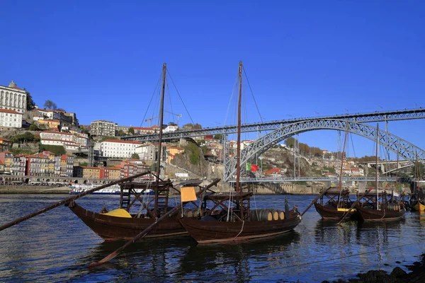 Barcas tradicionales rabelo, horizonte de la ciudad de Oporto, río Duero y un — Foto de Stock