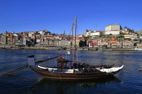 Barcos rabelo tradicionais, skyline da cidade do Porto, rio Douro e um — Fotografia de Stock