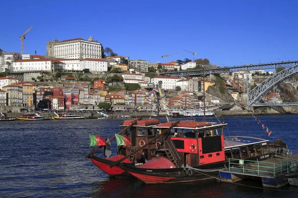 Geleneksel rabelo tekneler, Porto şehir silueti, Douro nehri ve bir — Stok fotoğraf
