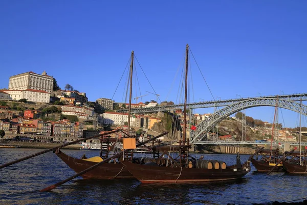 Barcas tradicionales rabelo, horizonte de la ciudad de Oporto, río Duero y un — Foto de Stock