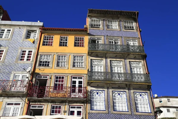 Traditionele gevels, kleurrijke architectuur in de oude stad van po — Stockfoto