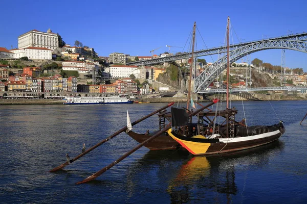 Geleneksel rabelo tekneler, Porto şehir silueti, Douro nehri ve bir — Stok fotoğraf