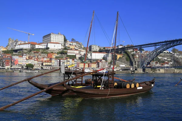 Παραδοσιακά σκάφη Rabelo, ο ορίζοντας της πόλης του Πόρτο, ο ποταμός Douro και ένα Royalty Free Εικόνες Αρχείου