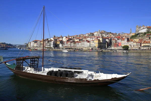 Geleneksel rabelo tekneler, Porto şehir silueti, Douro nehri ve bir Telifsiz Stok Fotoğraflar