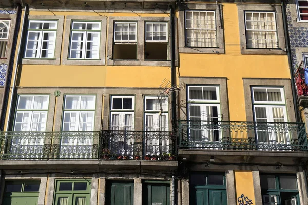 Fachadas tradicionais, arquitetura colorida na Cidade Velha de Po Imagens Royalty-Free