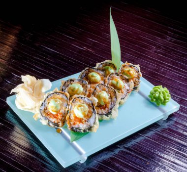 Japon Suşi. Restoran tabak bir tabak üzerinde.