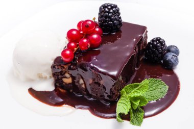 Berry ile karanlık çikolatalı kek.