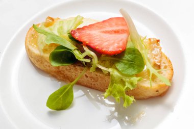 Çilek ile yeşil salata keçi peyniri