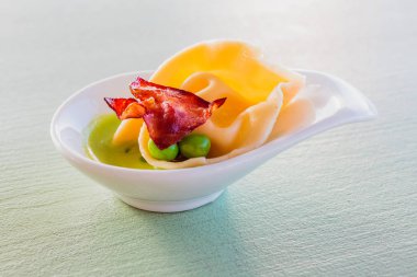 Ev yapımı makarna toplu formu dolu mascarpone peyniri ve Parmesan, limon lezzet hizmet yeşil ile