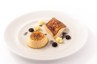 Bir parça kızarmış balık ve Sebze Güveç.