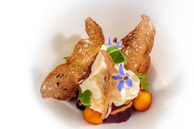 Krem ve ekmek fişleri ile sebze meze.