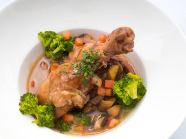 Kırmızı şarapta pişmiş horoz.