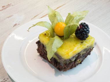 Narenciye kek Çikolata ve böğürtlen.