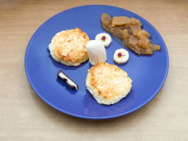 Kahvaltı ile plaka. Cheesecakes, muz, çikolata, elma reçel.