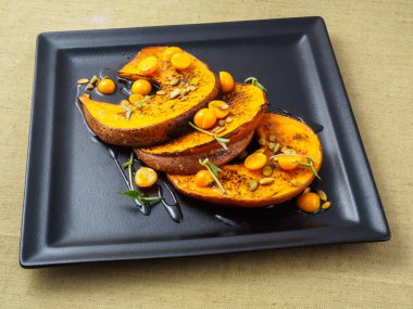 Fırında kabak kış kiraz ve biberiye ile.