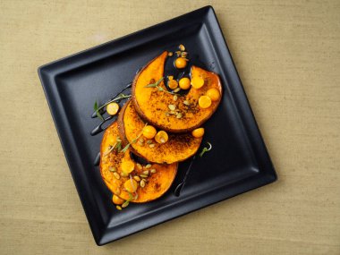 Fırında kabak kış kiraz ve biberiye ile.