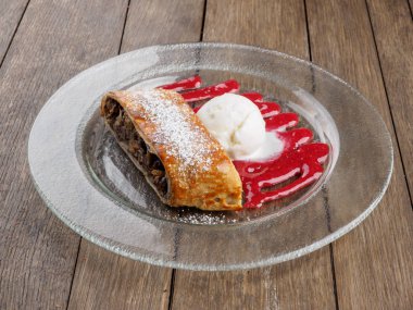 Restoran yemek. Apple strudel cam plaka üzerinde.