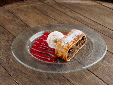 Restoran yemek. Apple strudel cam plaka üzerinde.