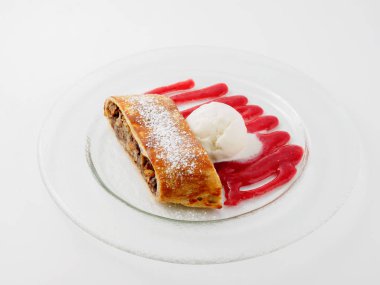 Restoran yemek. Apple strudel cam plaka üzerinde.