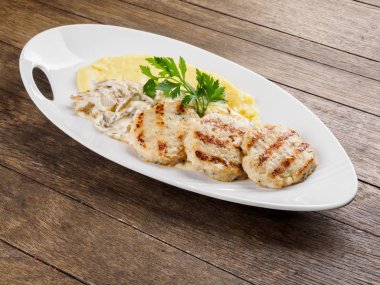 Restoran yemek. Beşamel sos ve patates püresi.