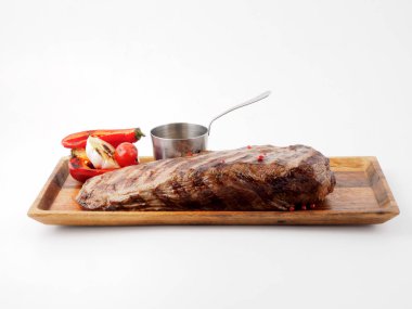 Restoran yemek. Sığır eti ve sebze ızgarada pişmiş bir parça.