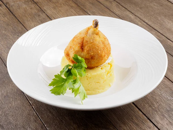 レストランの料理 マッシュ ポテト パセリの葉と骨鶏カツ — ストック写真