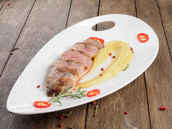 Restaurant Schotel Eend Filet Met Appelmoes — Stockfoto