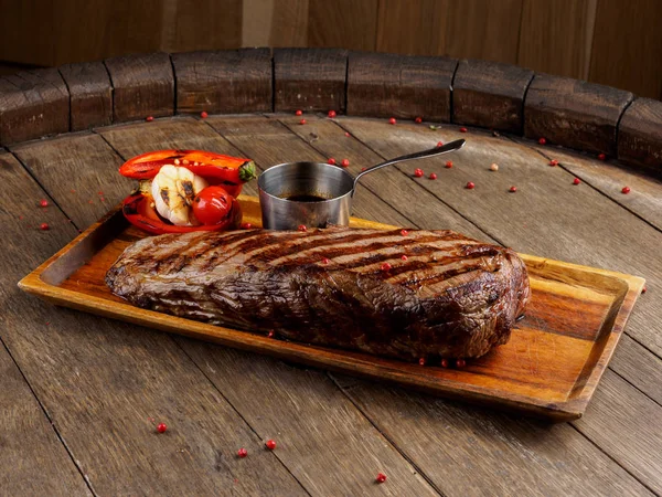 Restaurantgericht Ein Stück Rindfleisch Und Gemüse Auf Dem Grill — Stockfoto
