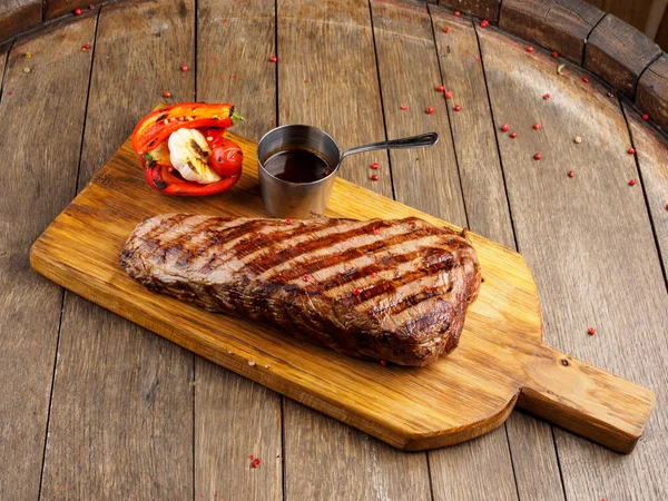 Restaurantgericht Ein Stück Rindfleisch Und Gemüse Auf Dem Grill — Stockfoto