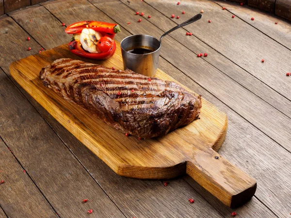 餐厅菜 在烤架上煮的牛肉和蔬菜 — 图库照片
