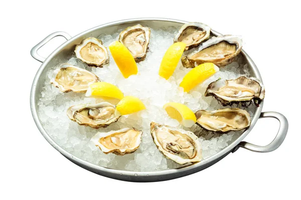 レモンと氷に新鮮な牡蠣をクローズ アップ 皿の上のレストランの料理 ロイヤリティフリーのストック写真