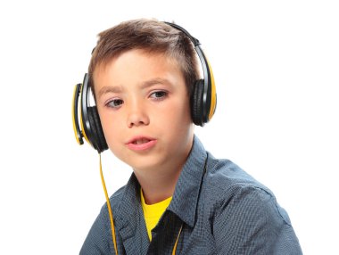 Saf beyaz arka planda kulaklıklı çocuk