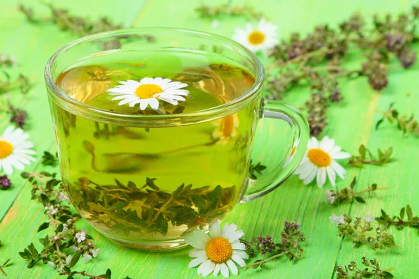 Yeşil arka planda kekik ve papatya çayı