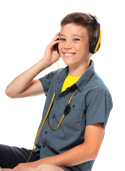 Niño con auriculares sobre fondo blanco puro — Foto de Stock