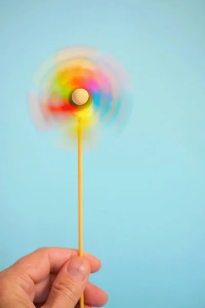 Іграшка Різнокольоровий Вітряк Рука — стокове фото
