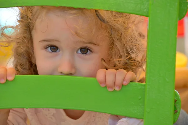 Маленькая Девочка Играет Зеленым Стулом — стоковое фото
