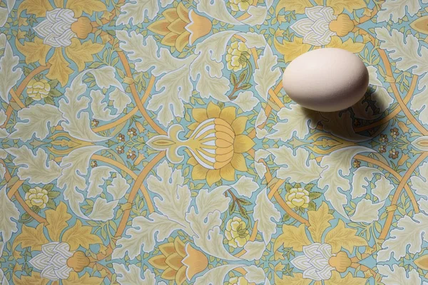 Bir Kağıt Renkli Desen Üzerinde Yumurta — Stok fotoğraf