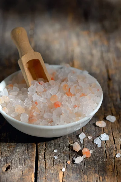 Rosafarbenes Salz Aus Dem Himalaya Auf Holztisch — Stockfoto