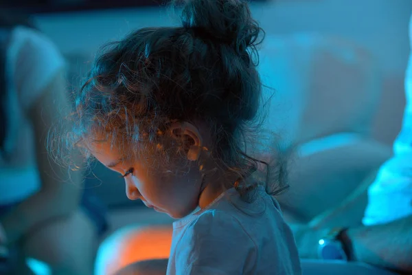 Menina Bonito Usando Tablet Tempo Noite — Fotografia de Stock