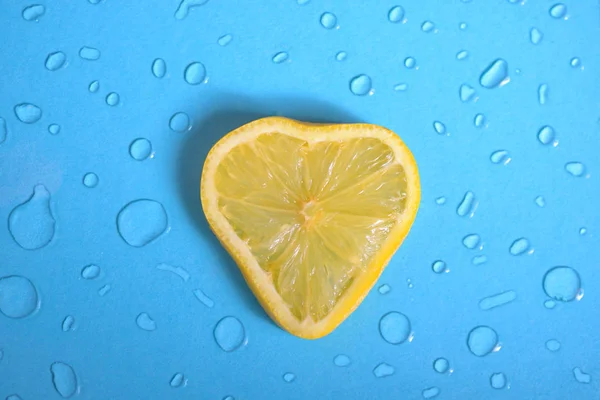 Hjärta Form Citron Skiva Och Droppar — Stockfoto
