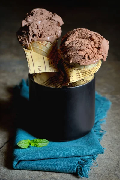 Sorvete Chocolate Cone Waffle Xícara Preta — Fotografia de Stock