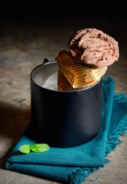 Gelato Cioccolato Cialda Cono Sul Tavolo Pietra — Foto Stock