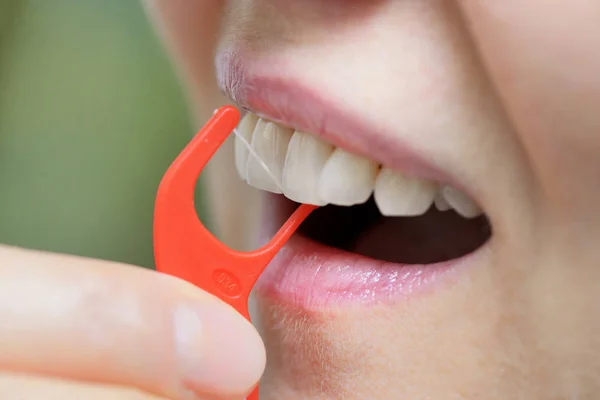 Detalhes Mulher Limpando Dentes Com Fio Dental Ortodôntico — Fotografia de Stock