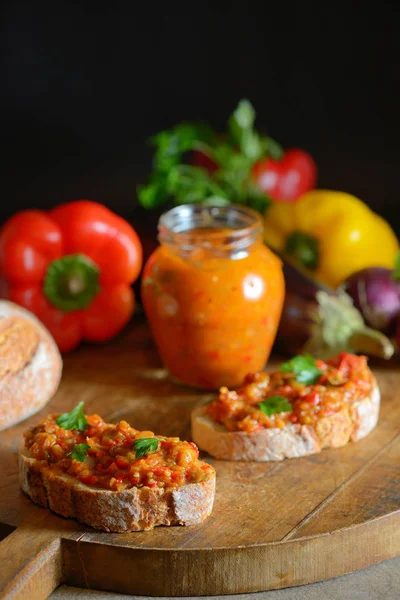 Ensalada Verduras Caseras Rebanada Pan Mesa Madera —  Fotos de Stock