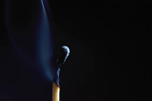 Membakar Habis Korek Kayu Pada Latar Belakang Hitam — Stok Foto