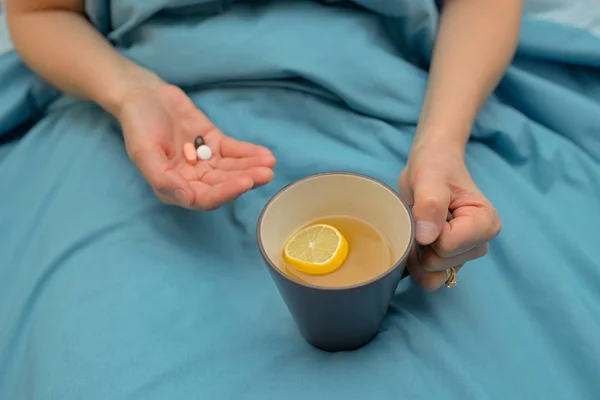 女性の手のベッドで薬を服用 — ストック写真