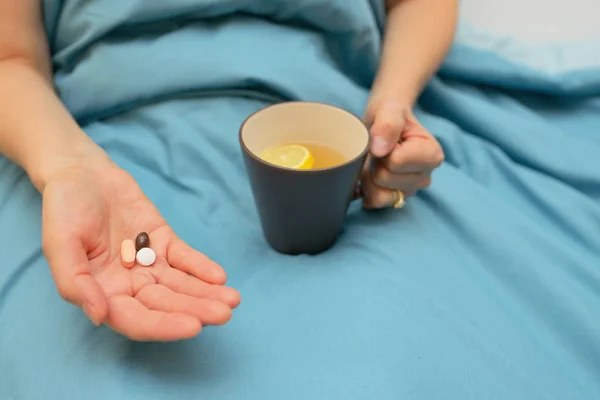 Eller Kadın Yatakta Alarak Ilaç — Stok fotoğraf