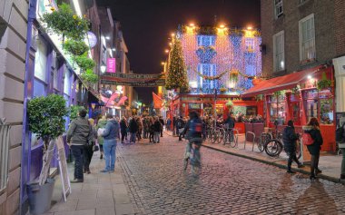 Dublin, İrlanda - 1 Ocak 2019: Gece ünlü Temple Bar barda görünümünü