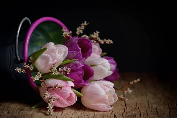 Tulipány Kapkami Kýblu Dřevěný Stůl — Stock fotografie